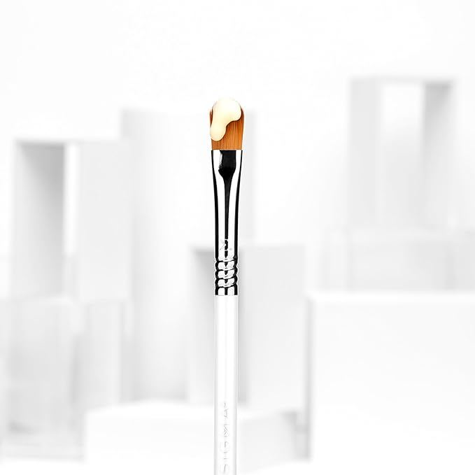 Sigma Beauty S20 Eye Cream Skincare Brush – Skincare Tool for Applying Skincare Products to Face and Skin, Gentle Eye Cream Brush Applicator for Eye Creams and Eye Makeup Primer (1 Pc)