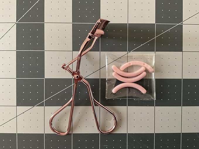 Jenny Patinkin The Big Reveal ® Eyelash Curler for Hooded Eyes, Deep Set Eyes – Precision & Professional Eyelash Curler for Difficult Eye Shapes with Replacement Silicone Pad, Nickel Free