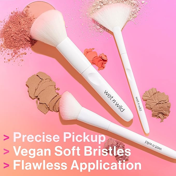 wet n wild Fan Brush, Synthetic Polymax Fibers for Versatile Blending, Ergonomic Handle for Comfortable Control