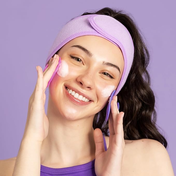 Plum Beauty Heart-Shaped Silicone Skin Scrubber – Manual Facial Cleansing Brush for Exfoliating & Massaging – Soft, Skin-Safe Bristles for All Skin Types – Includes Suction Cup Mount